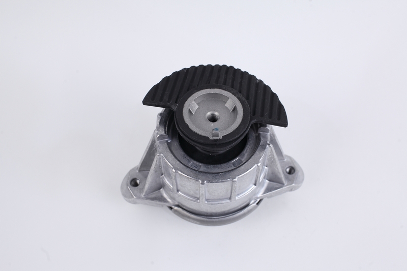 Опора двигателя Mercedes C (W204) 07-, E (212) 09- передняя \ 33587 01 ZFR